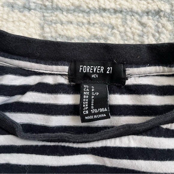 Forever 21 Men’s Tee - Picture 2 of 3